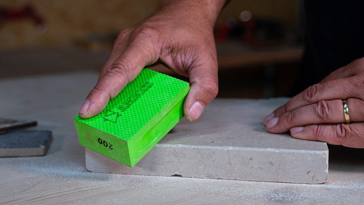 Diamant-Handschleifpads – für die perfekte Kante bei Fliesen, Feinsteinzeug und Glas
